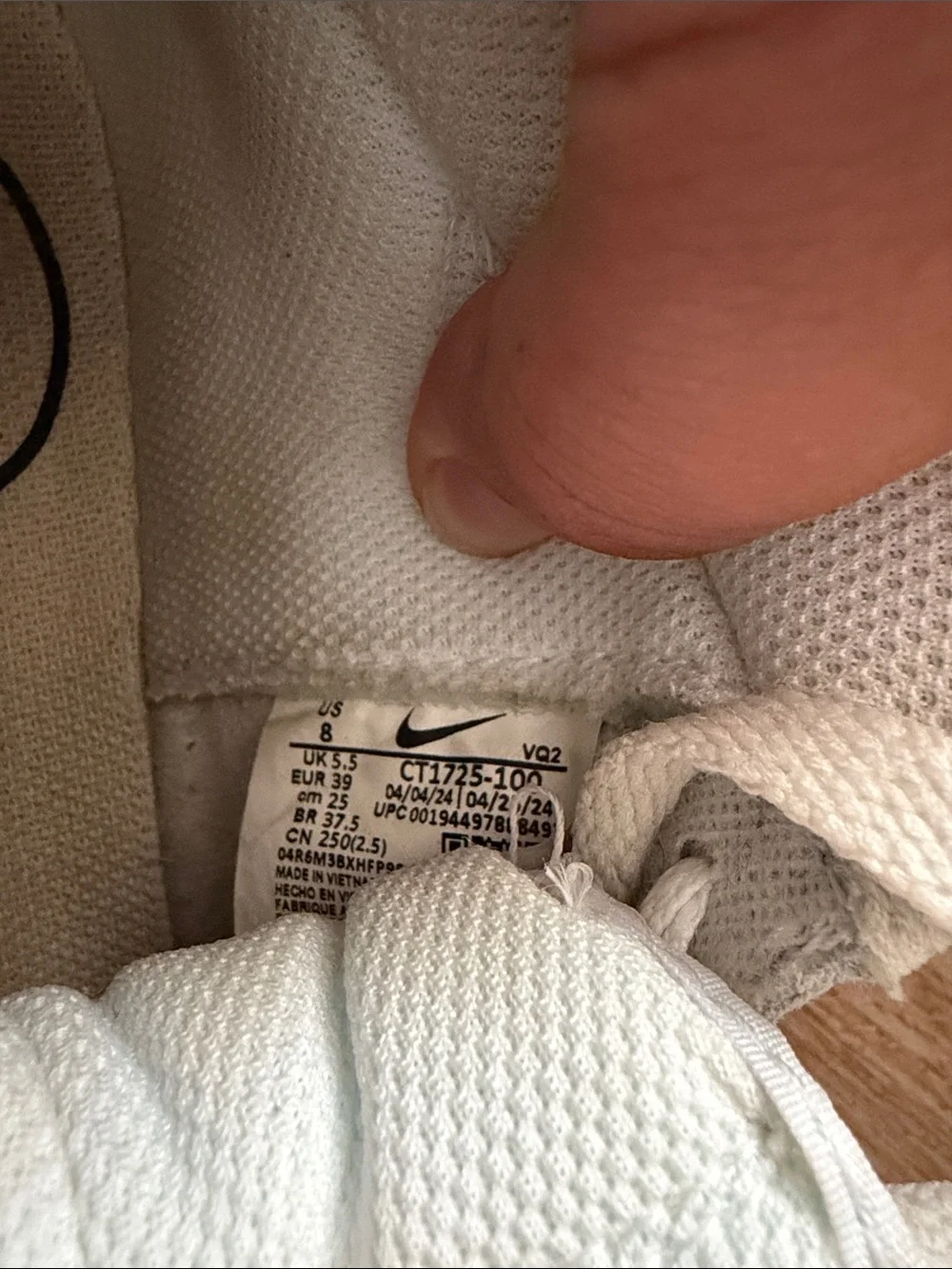 Women's White High-Top Nike Sneakers with Subtle Logo